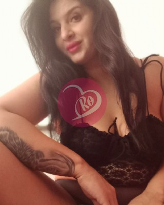 Ema Brunetă Sexy Nouă în Oraș