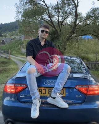 Robert Tânar de 19 ani oferă sex gratis doamnelor si domnișoarelor fotografia:2