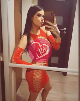 Brunetă curata și discreta dețin pierce-uri