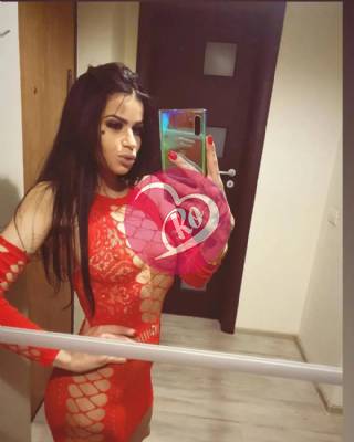 Brunetă curata și discreta dețin pierce-uri fotografia:2