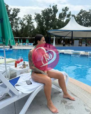 Brunetă cu sex appeal nouă în oraș fotografia:2