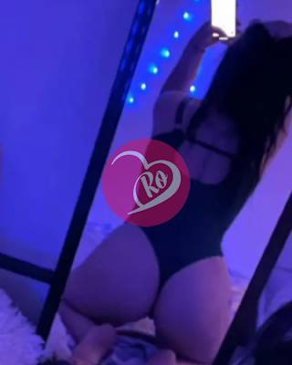 Escortă frumoasă brunetă Slim