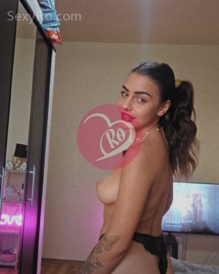 Emma Brunetă cu tatuaje deschisă la fantezii fotografia:3