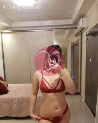 Andra curva blonda cu forme sexi prima data în oraș fotografia:2