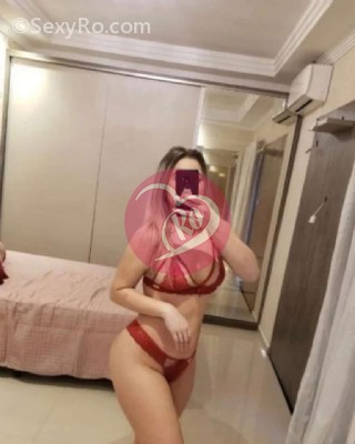 Andra curva blonda cu forme sexi prima data în oraș fotografia:3