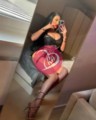 Domnișoara de 24 de ani cu silicoane în buze și sâni