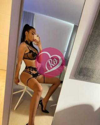 Domnișoara de 24 de ani cu silicoane în buze și sâni fotografia:3