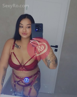 Raluca Brunetă sexi și jucăușă fotografia:4