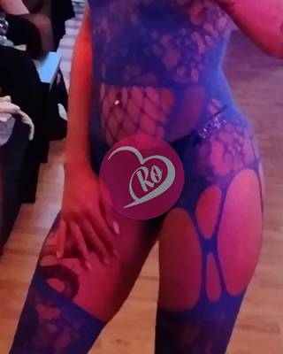 Femeie brunetă foarte sexy și frumoasă