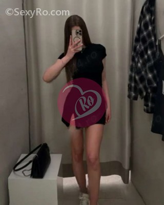 Fata eleganta tânără fac deplasări la client fotografia:4