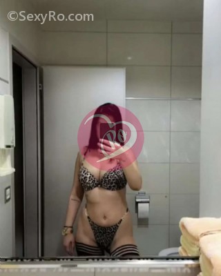 Simina cu ochi frumoși nouă în Oraș fotografia:2