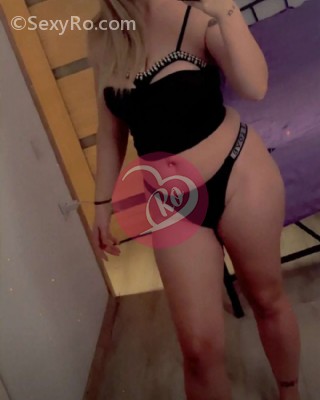 Blonda dulce la tine in oras