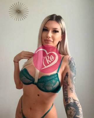 Femeie cu chef te aștept cu drag pe whatsapp. fotografia:2