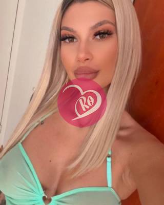 Femeie cu chef te aștept cu drag pe whatsapp. fotografia:4