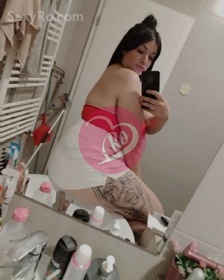 Adelina dulce cu forme apetisante la tine în oraș. fotografia:2