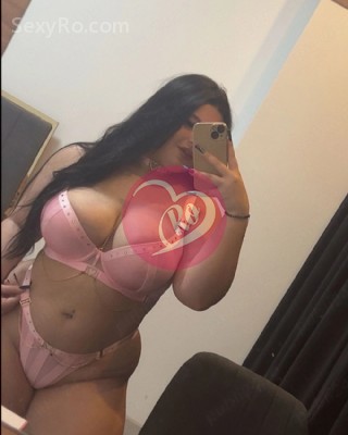 Adelina dulce cu forme apetisante la tine în oraș. fotografia:4