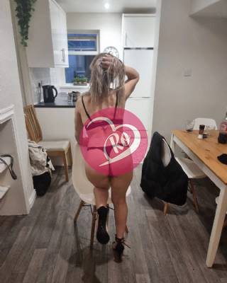 Brunetă sexy cu caracter - Adulții sunt invitați.