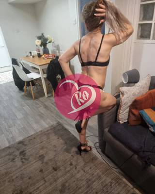 Brunetă sexy cu caracter - Adulții sunt invitați. fotografia:2