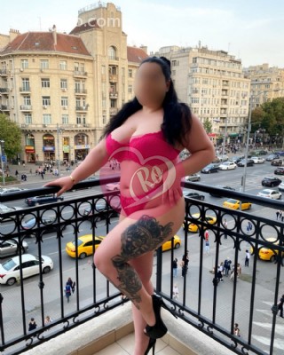 Andrea cu forme voluptoase brunetă cu sânii mari naturali locație și deplasări. fotografia:2