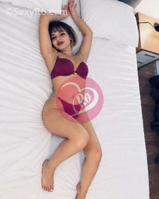 Selena frumoasa ochi verzi că smaraldul ofer companie dulce și sentimentală. fotografia:2