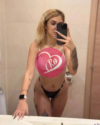 Lorena sunt fata din poze te aștept la mine pentru nebunii.