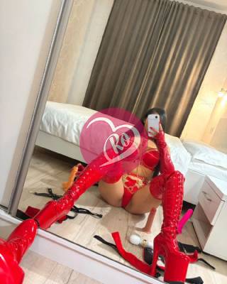 Astrid tânără de 24 de ani ani pentru prima dată cu multe jucări. fotografia:2