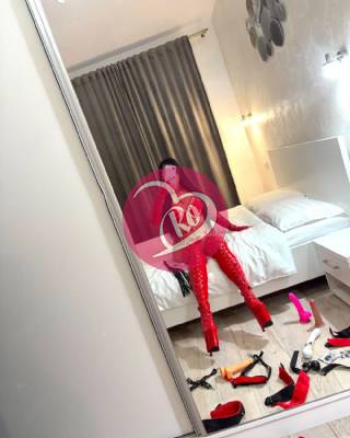 Astrid tânără de 24 de ani ani pentru prima dată cu multe jucări. fotografia:4